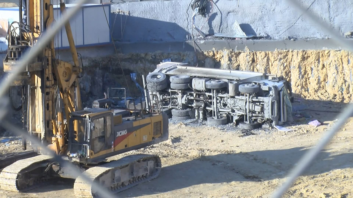 Hafriyat kamyonu şantiye alanına devrildi