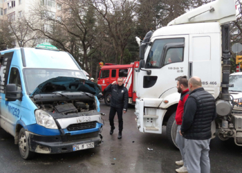 Hafriyat kamyonu yolcu minibüsüne çarptı: 7 yaralı