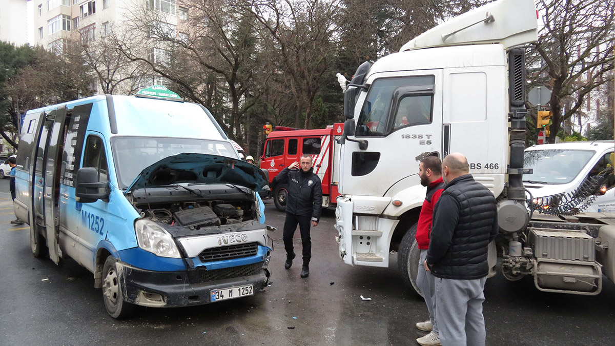 Hafriyat kamyonu yolcu minibüsüne çarptı: 7 yaralı