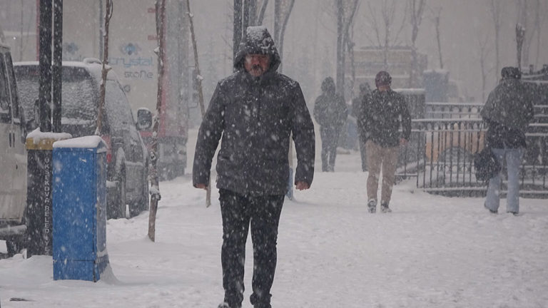 Hakkari’de 39 yerleşim yeri yolu kardan kapandı
