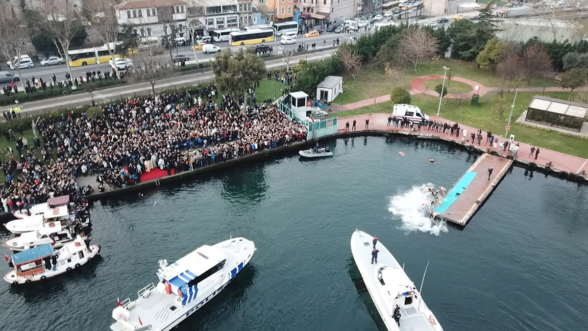 Haliç'te haç çıkarma töreni