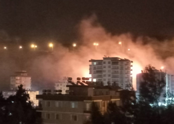 Hatay'da yerleşim yerine yakın makilik yangını
