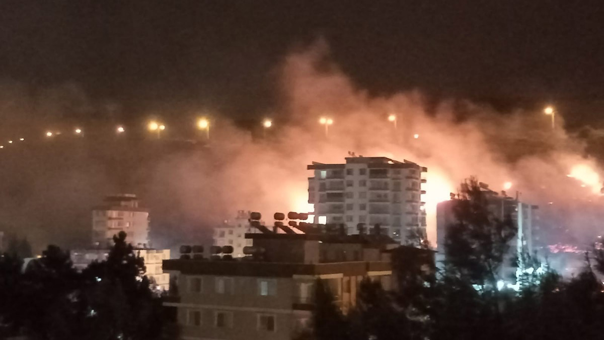 Hatay'da yerleşim yerine yakın makilik yangını