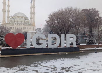 Iğdır'a mevsimin ilk karı yağdı