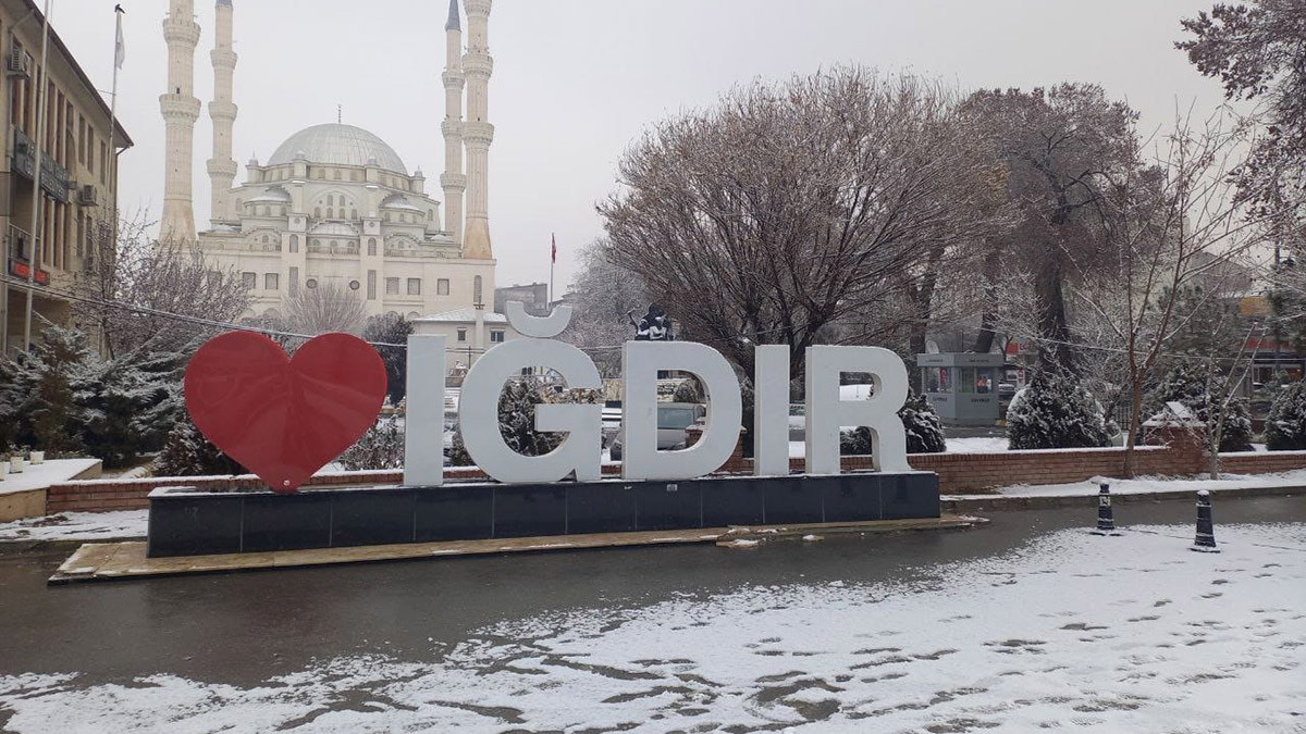 Iğdır'a mevsimin ilk karı yağdı