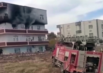 İhbara gidilen itfaiye aracı çamura saplandı