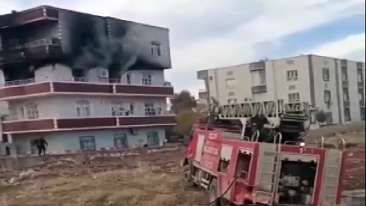 İhbara gidilen itfaiye aracı çamura saplandı