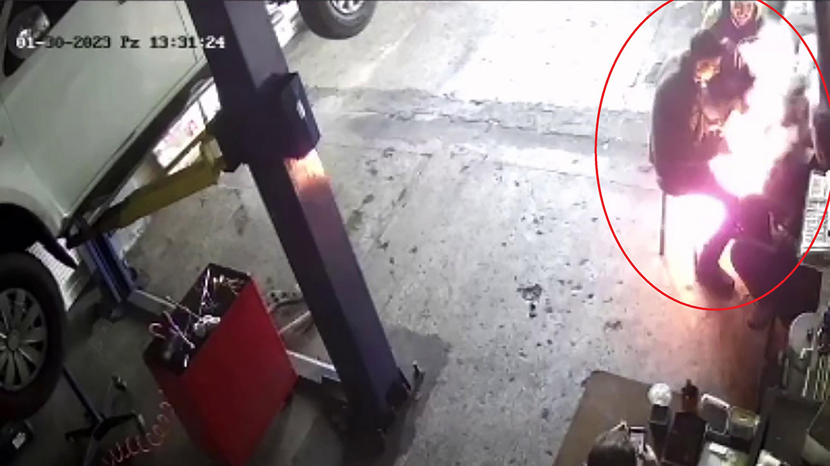 İş yerinde yanan kömür sobası bomba gibi patladı