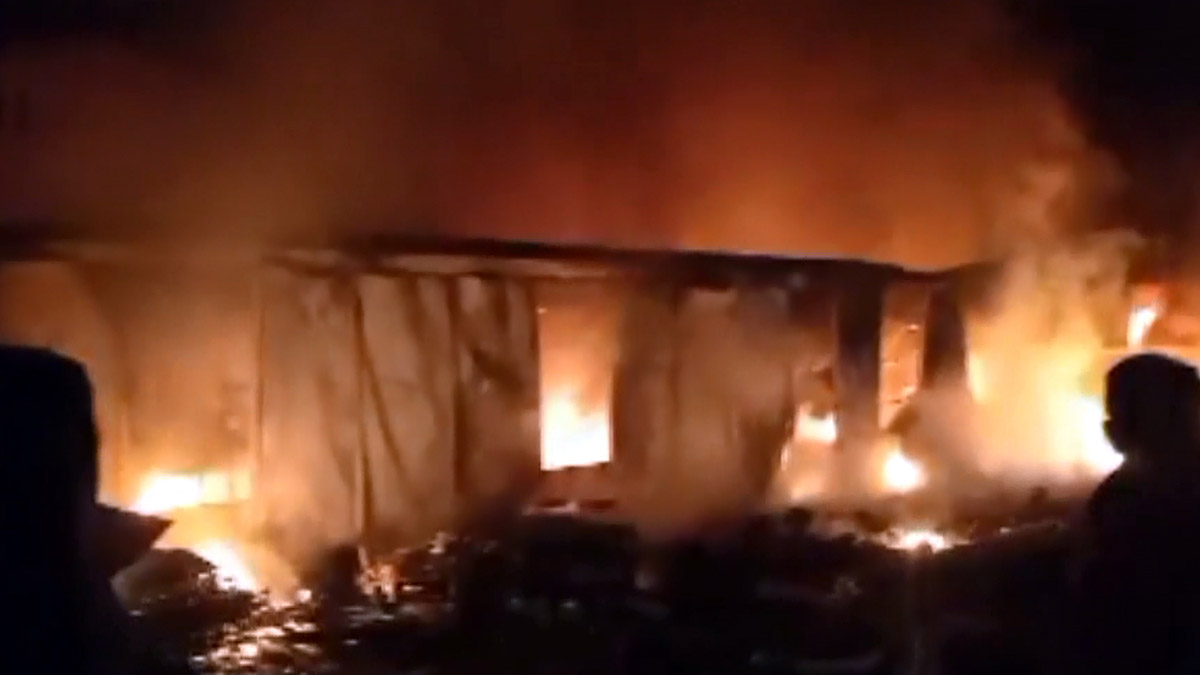 İşçilerinin kaldığı prefabrik evlerde yangın çıktı