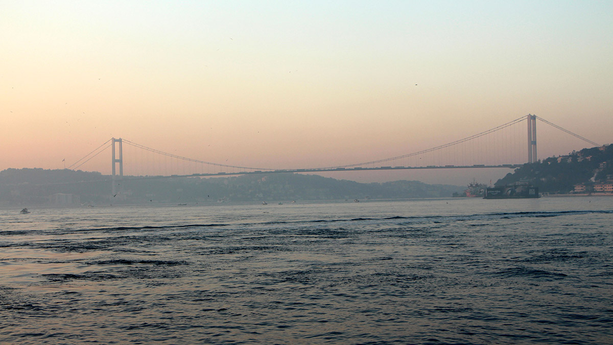 İstanbul Boğazı'nda sis etkili oluyor