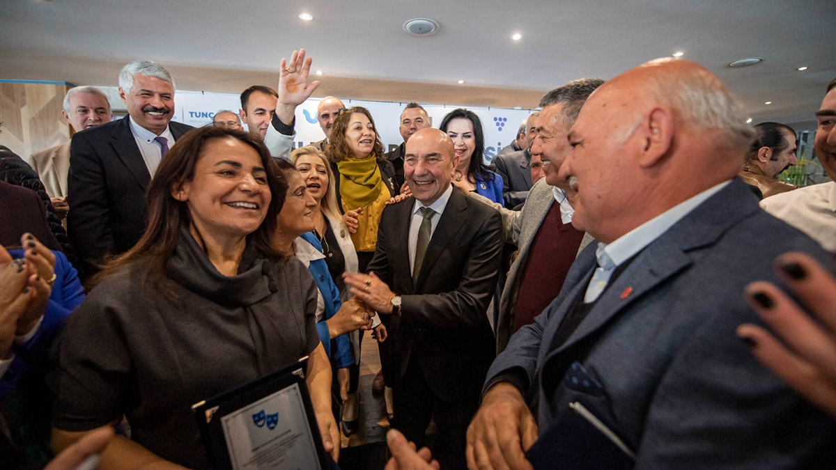 İzmir'de 100 muhtara teşekkür plaketi