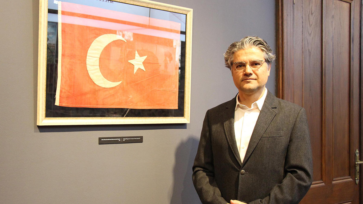 İzmir'de 100 yıllık bayrak, müzede sergileniyor