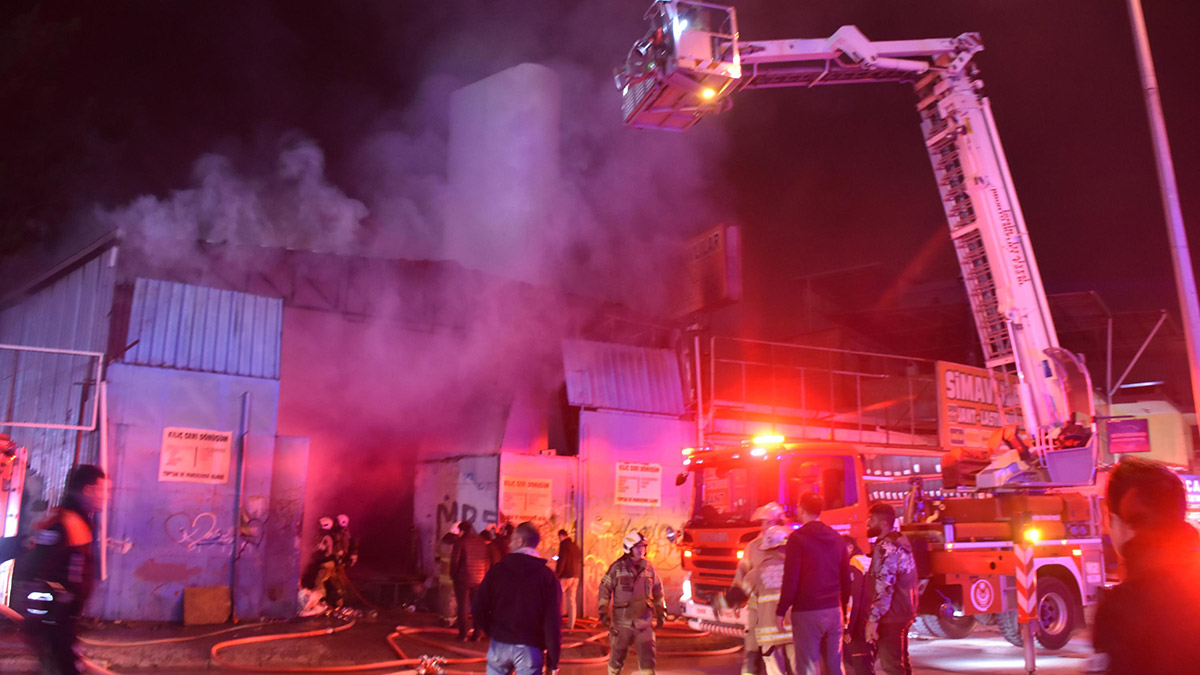 İzmir'de geri dönüşüm deposunda yangın