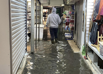 İzmir'de sağanak; iş hanını su bastı