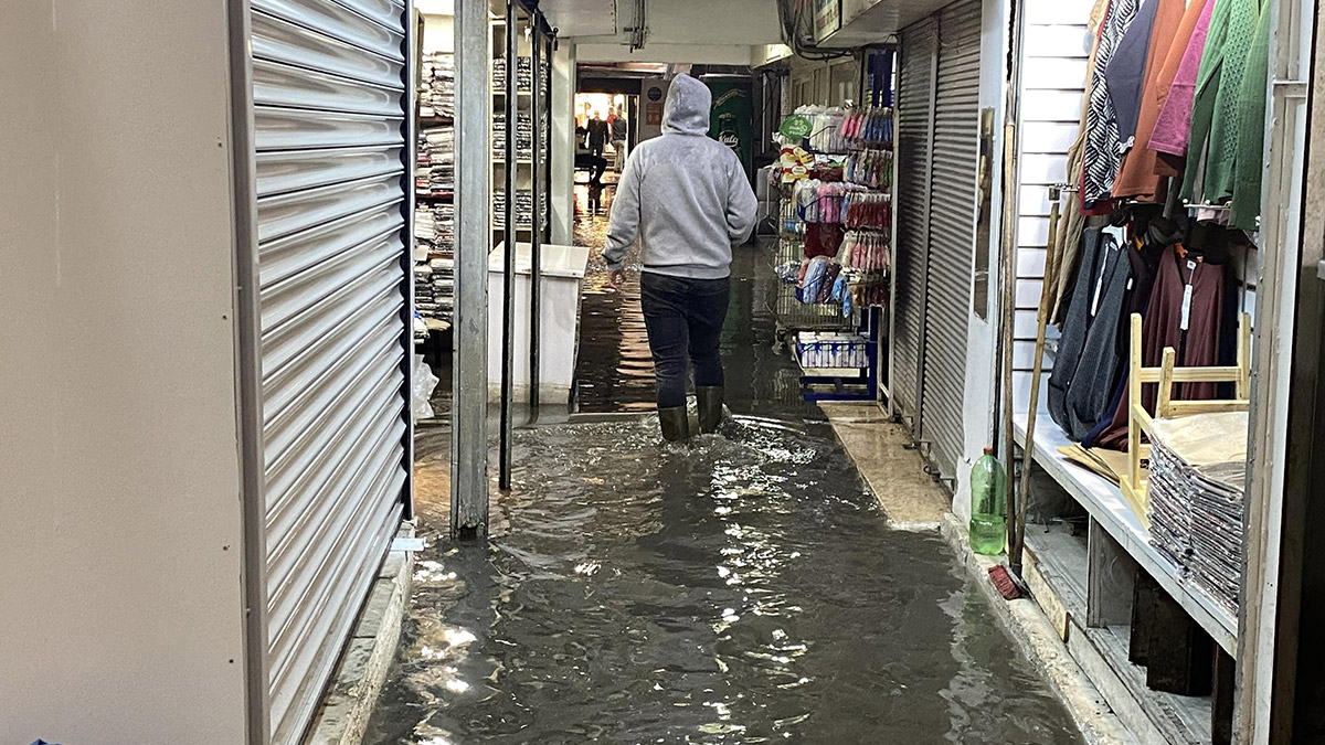 İzmir'de sağanak; iş hanını su bastı