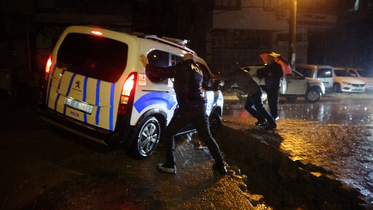 İzmir'de sağanak yağış kazalara neden oldu