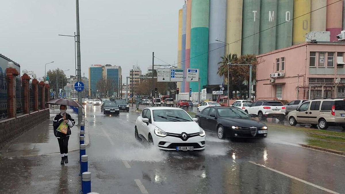 İzmir'e çok kuvvetli ve şiddetli sağanak uyarısı