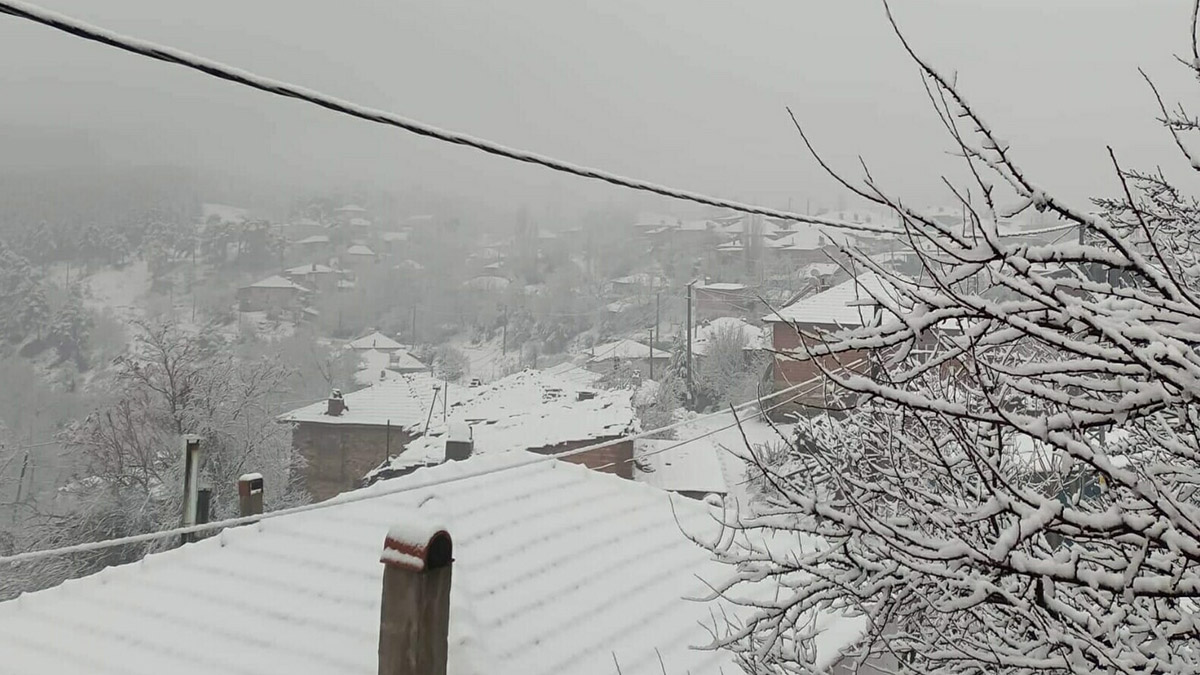 İzmir'in 3 ilçesinde kar yağışı