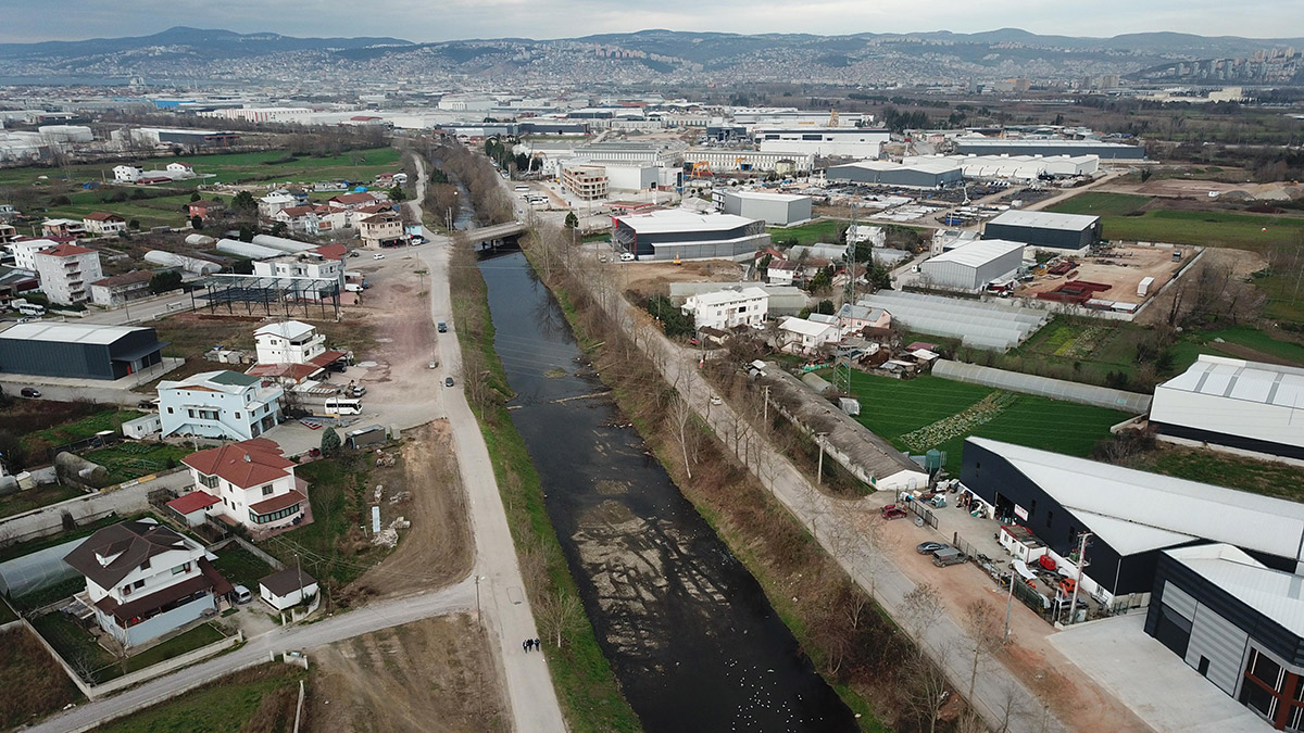 İzmit Körfezi'ne akan dere, simsiyah oldu