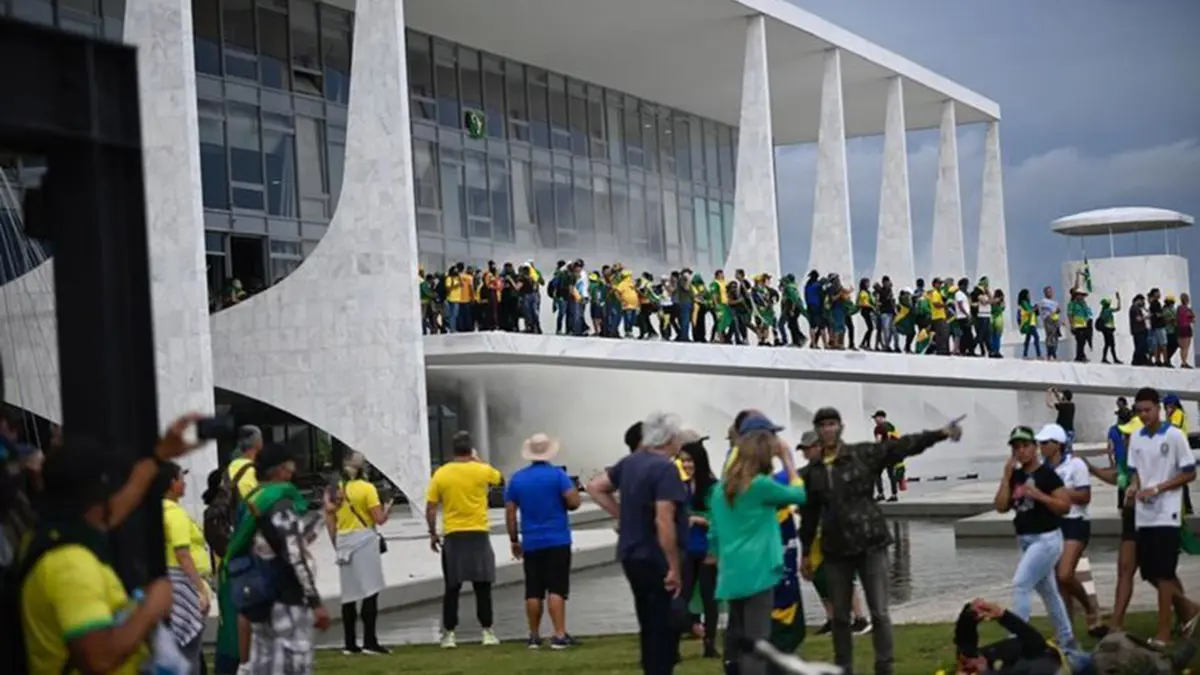 Jair bolsonaro'nun destekçileri başkanlık sarayı'nı bastı
