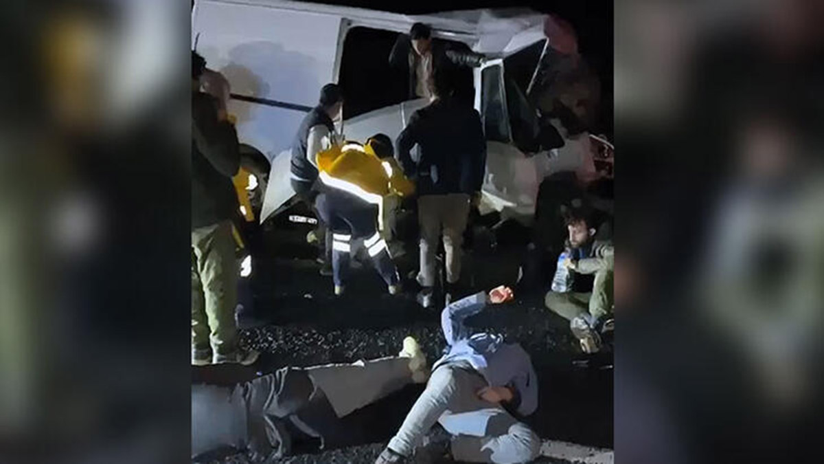 Kaçak göçmenlerin minibüsü kaza yaptı: 21 yaralı