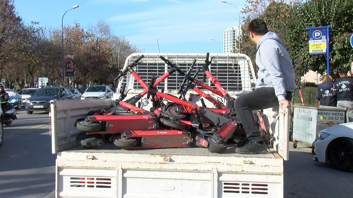 Kadıköy'de kaldırımdaki skuterlar toplanıyor