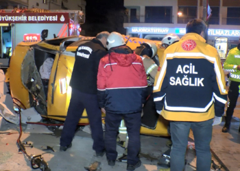 Kadıköy’de taksi takla attı; 3’ü ağır 4 yaralı