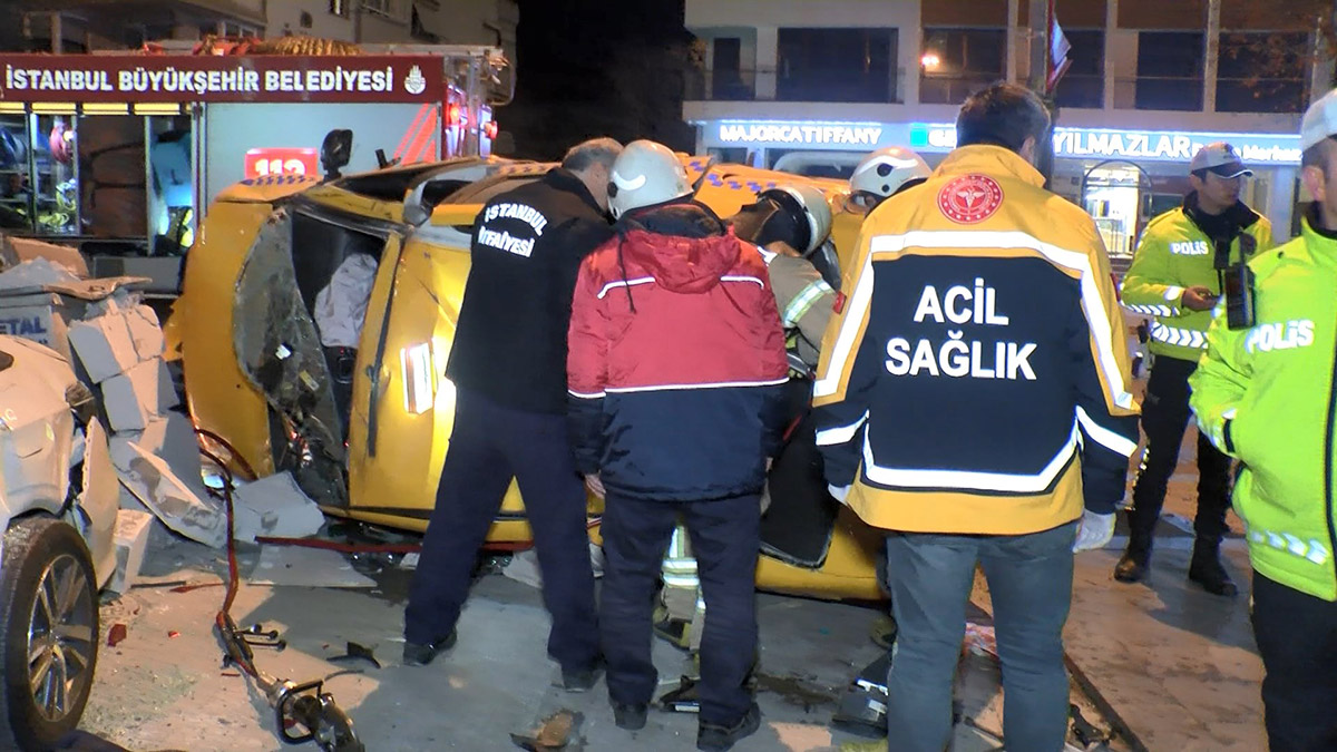 Kadıköy’de taksi takla attı; 3’ü ağır 4 yaralı 