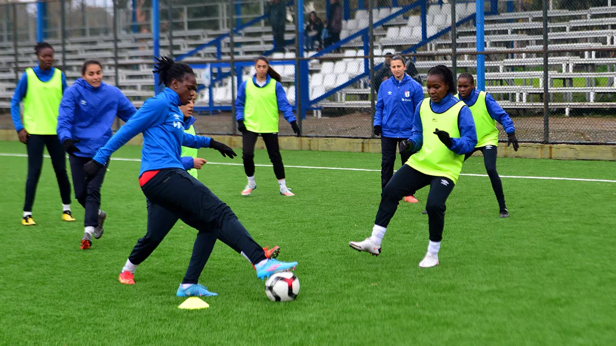 Kadin futbolcularin malzemeleri calindib - spor haberleri - haberton