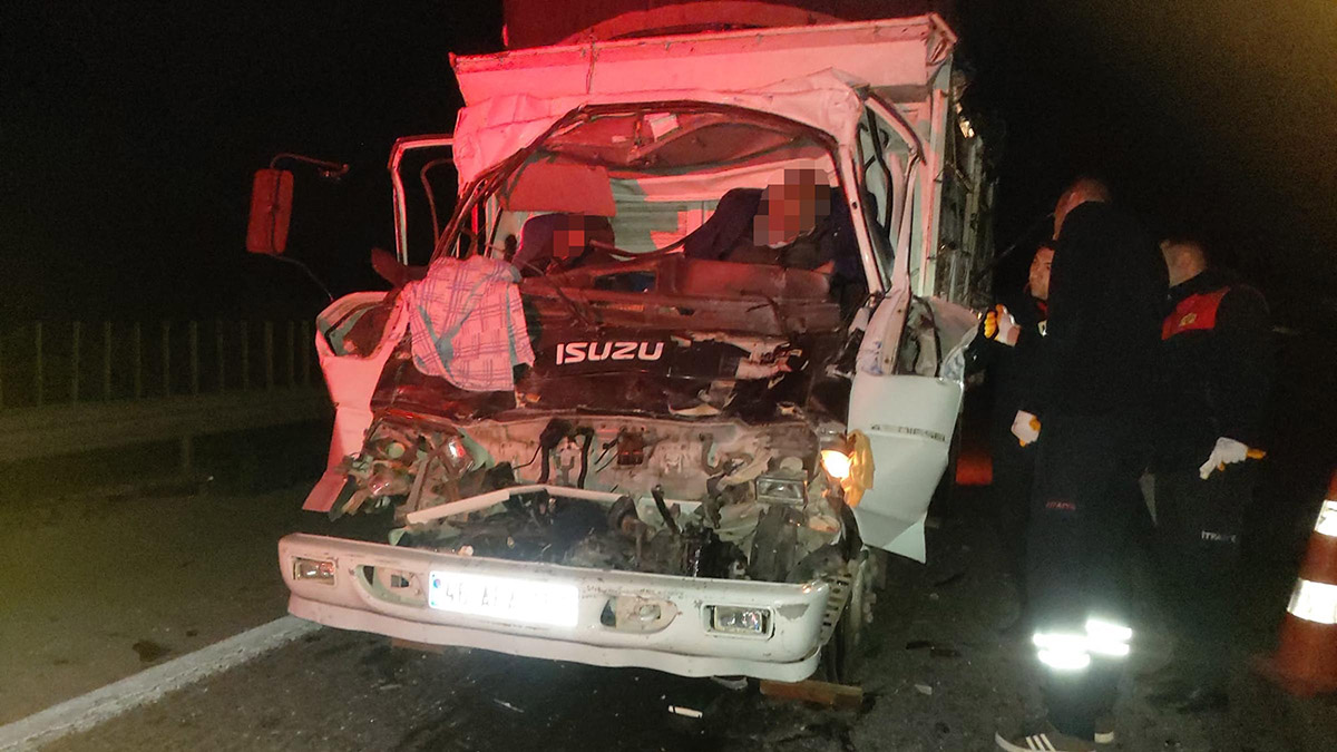 Kamyona arkadan çarpan kamyonetteki 2 kişi öldü