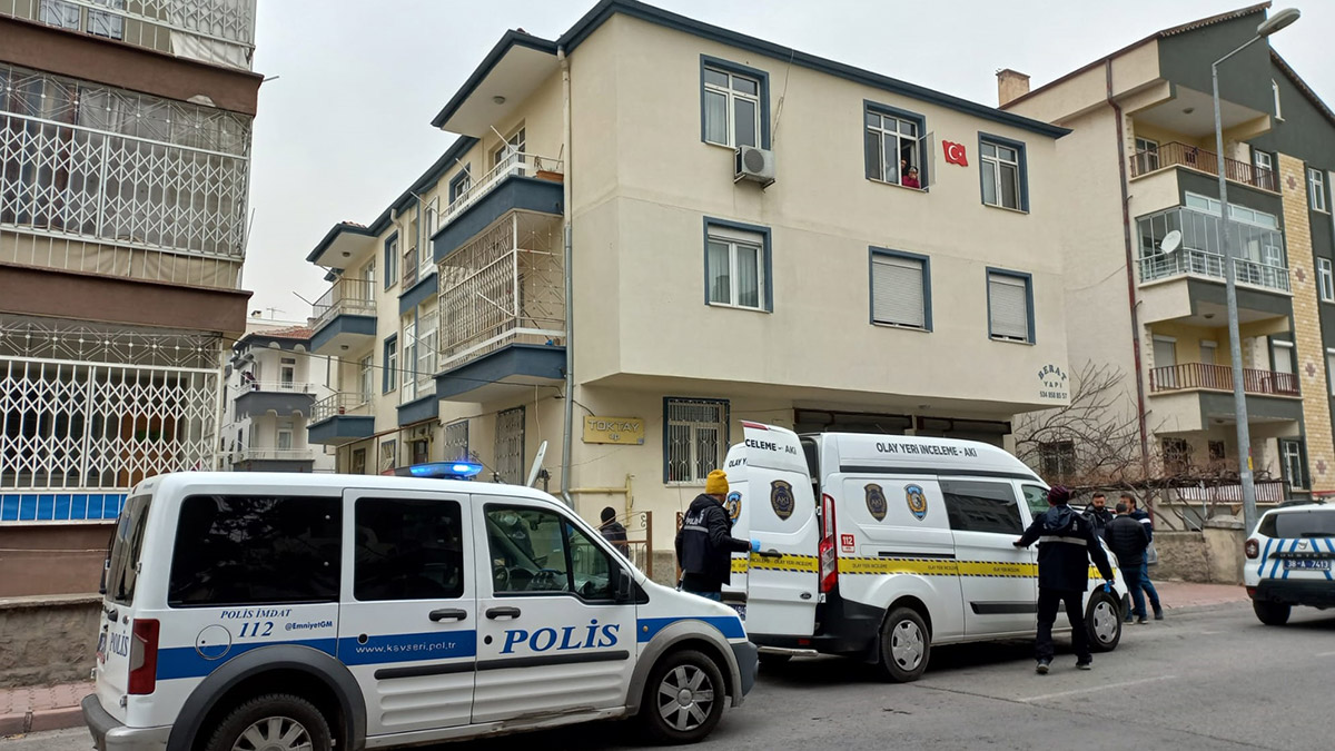 Kapısının önünde ölü bulundu