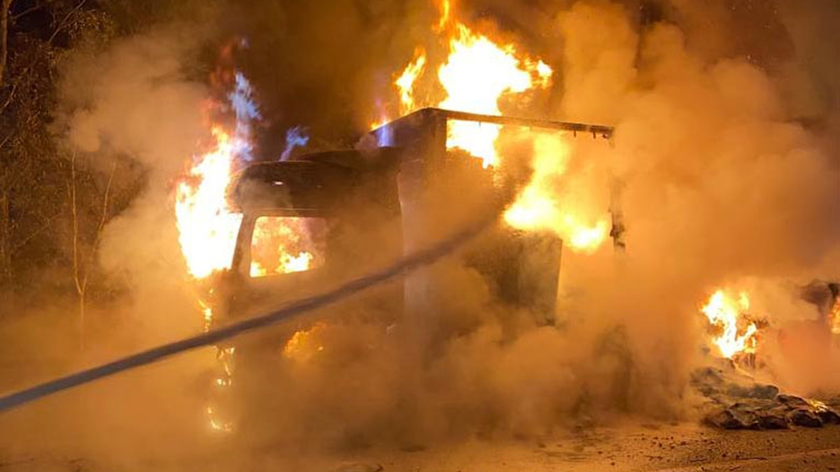 Kargo yüklü TIR alev alev yandı