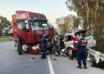 Karşı şeride geçen TIR, iki araca çarptı: 1 ölü, 2 yaralı
