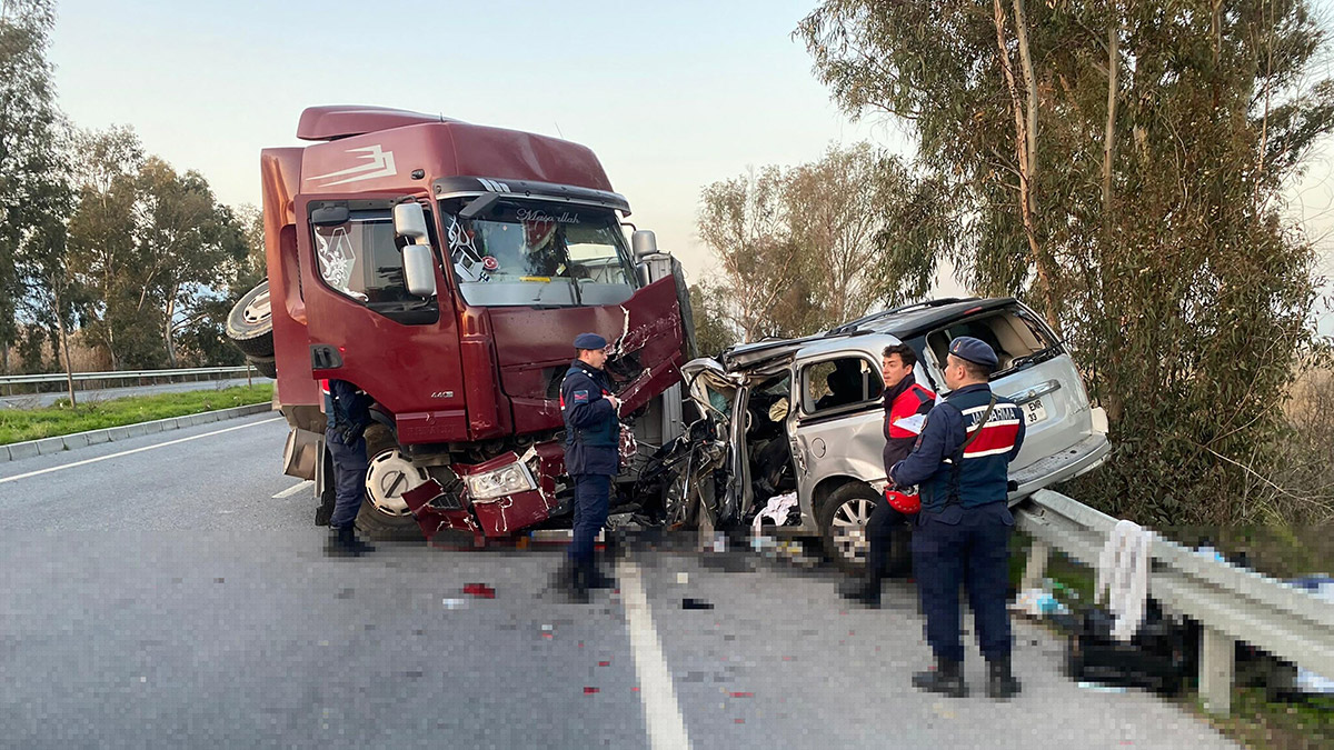 Karşı şeride geçen TIR, iki araca çarptı: 1 ölü, 2 yaralı