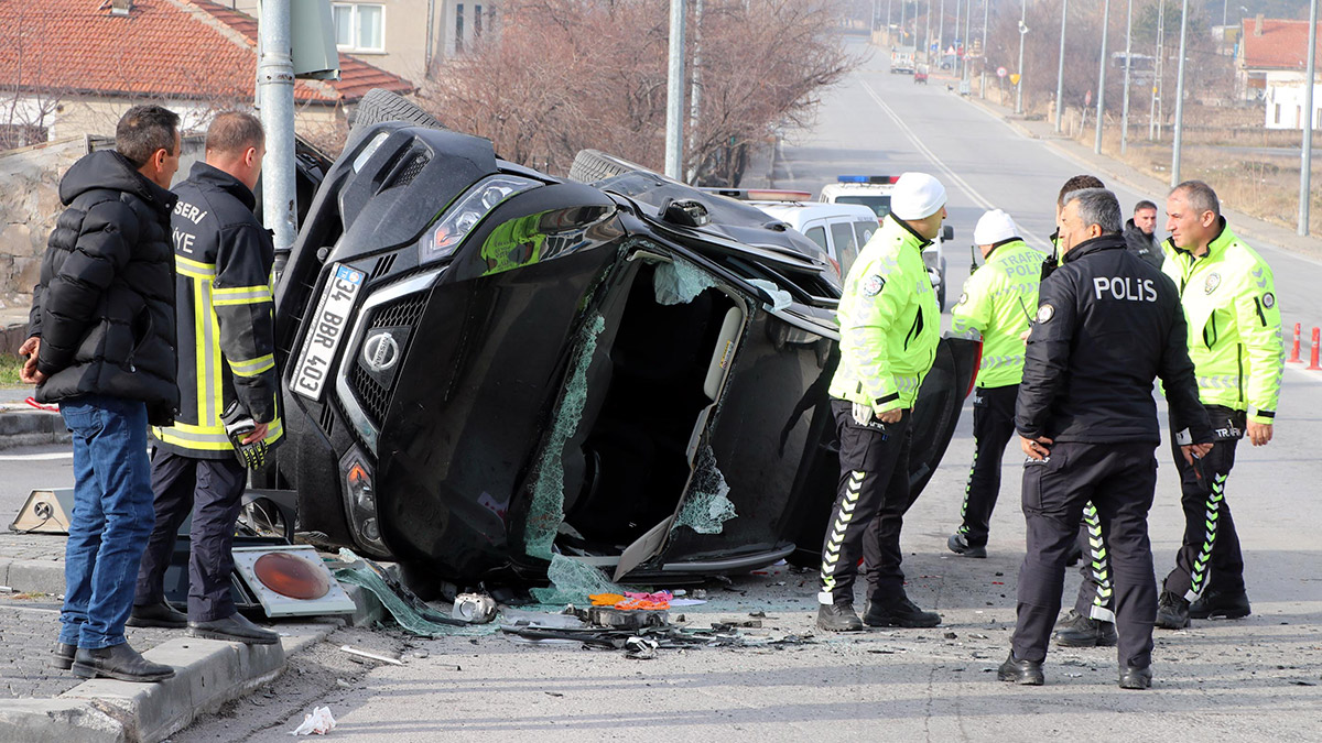 Kayseri'de otomobiller çarpıştı: 5 yaralı