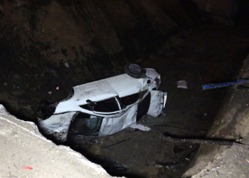 Kazılan çukura düşen otomobilin sürücüsü yaralandı