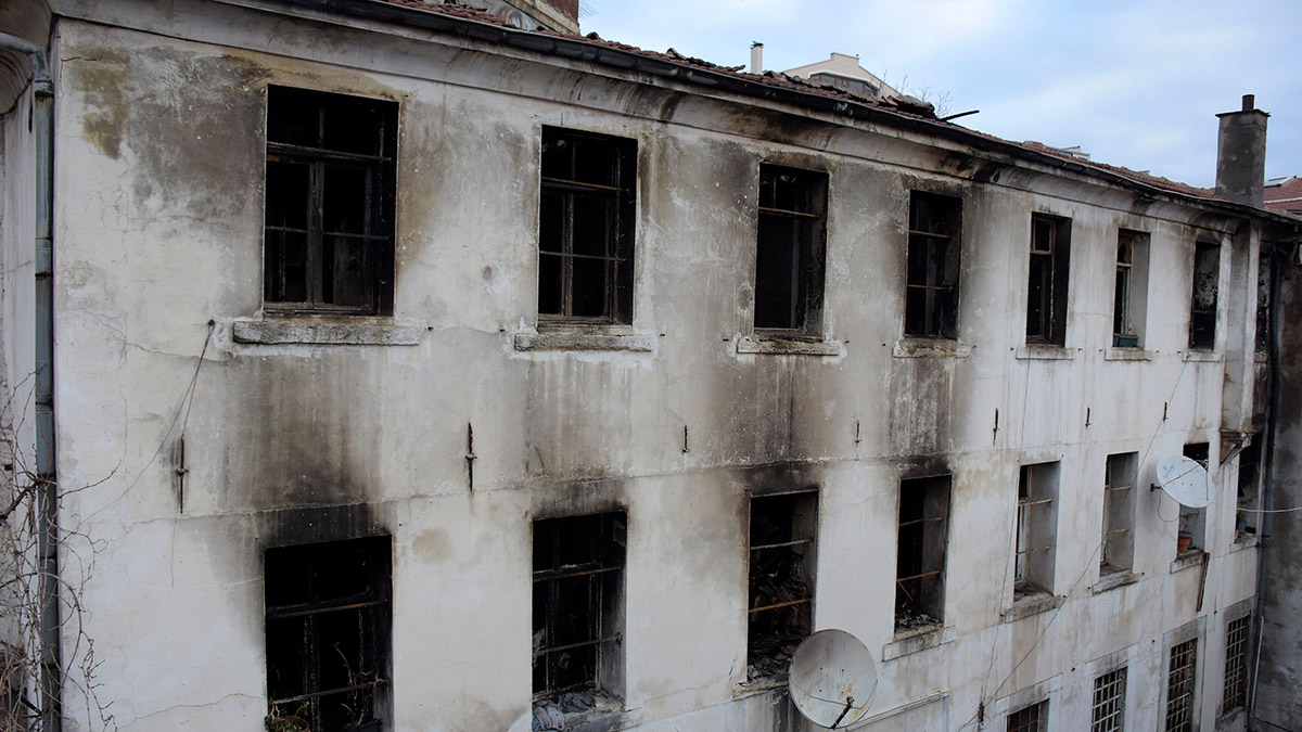 Kilise lojmanındaki yangının hasarı görüntülendi