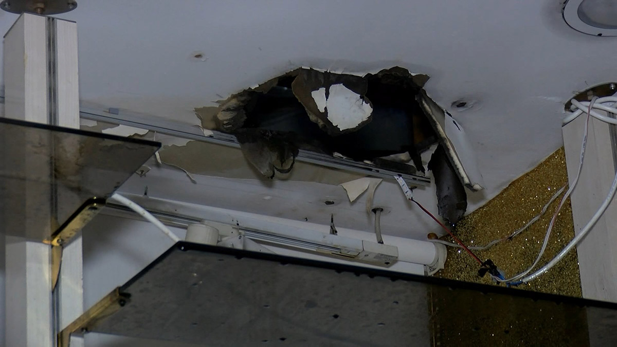 Kiracısını çıkarabilmek için tavanı deldi, su döktü