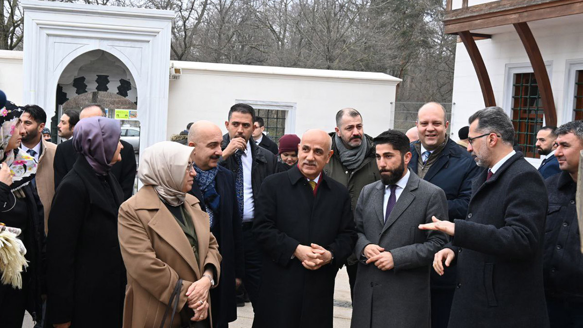Kirişci, Berlin'deki Şehitlik Camii’ne gitti