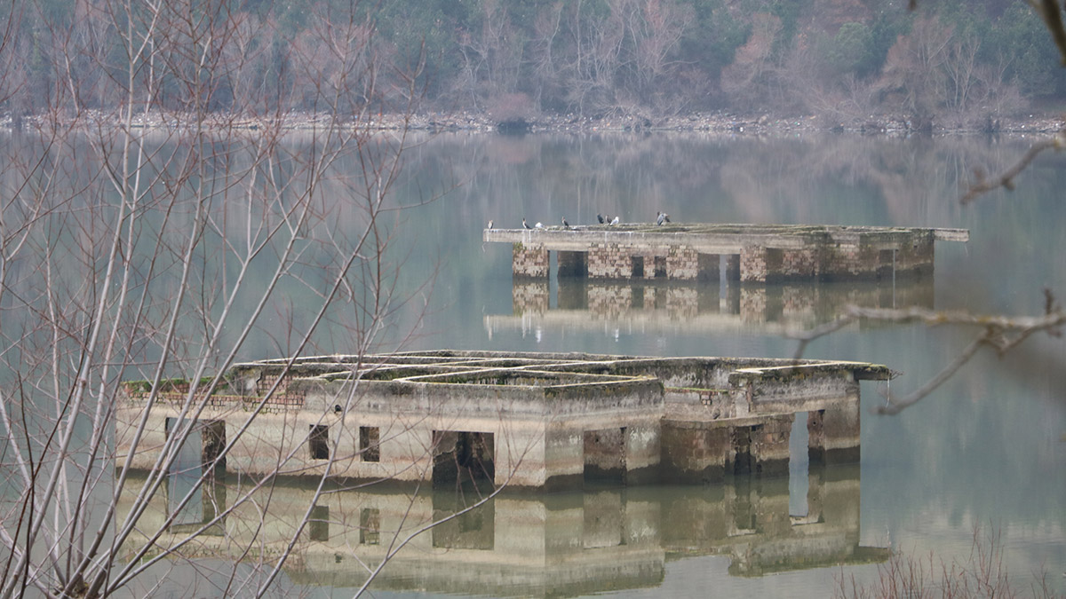 Kızılcapınar Barajı'nda sular çekildi; evler ortaya çıktı