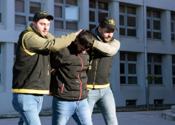 Komşusunun babasını öldürdü suçu kardeşine attı