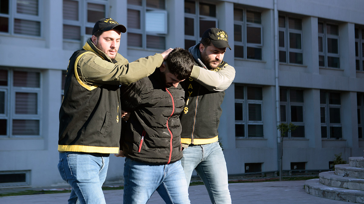 Komşusunun babasını öldürdü suçu kardeşine attı