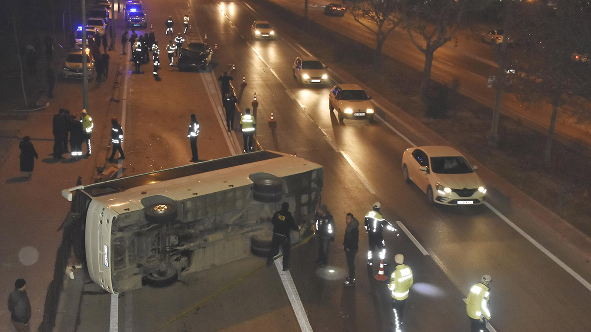 Konya'da otomobil ile işçi servisi çarpıştı: 10 yaralı