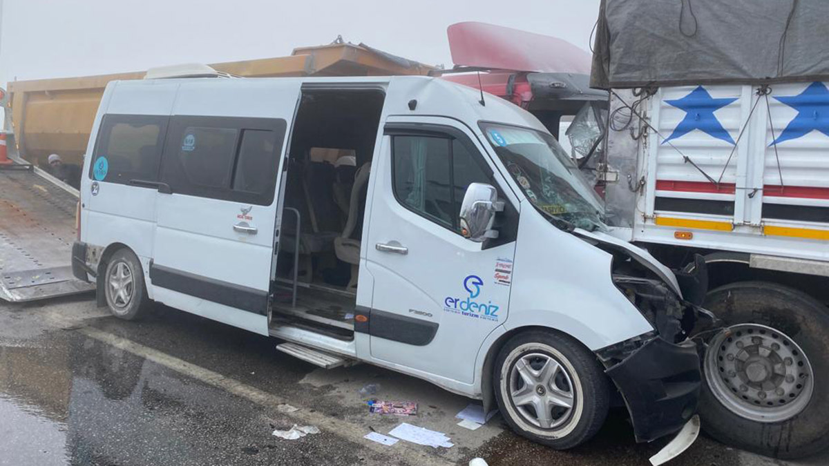 Konya'da sis zincirleme kazaya neden oldu: 20 yaralı