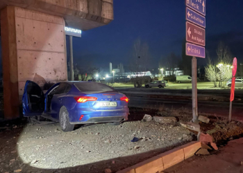 Köprü ayağına çarpan otomobilin sürücüsü öldü