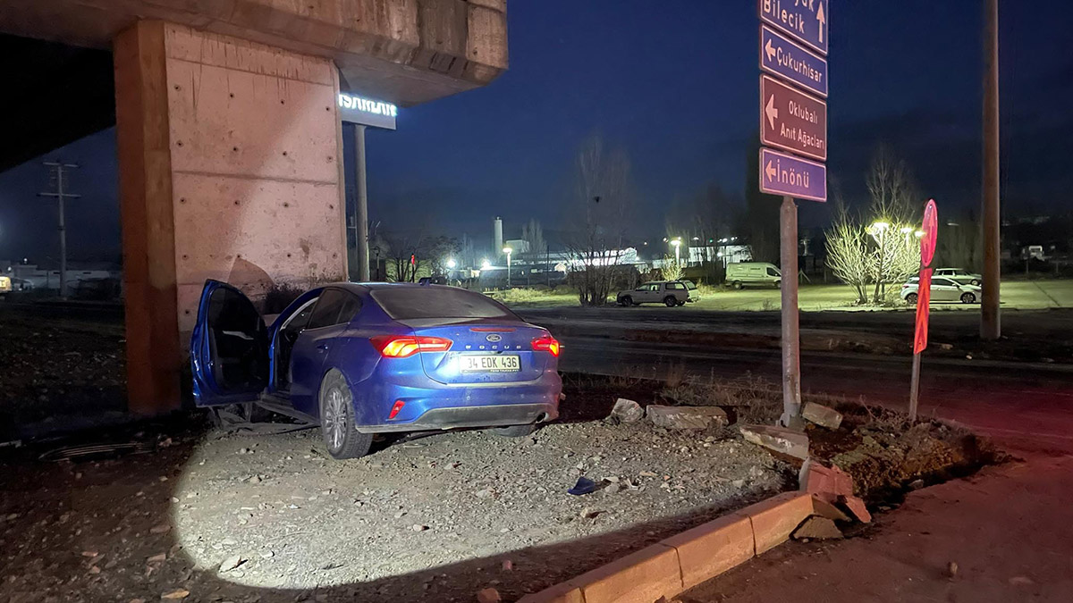 Köprü ayağına çarpan otomobilin sürücüsü öldü