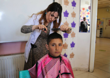 Köy okulundaki çocukları tıraş ettiler