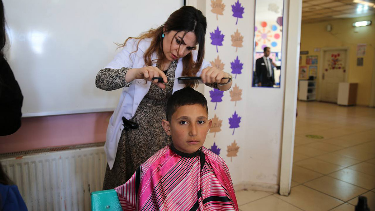 Köy okulundaki çocukları tıraş ettiler