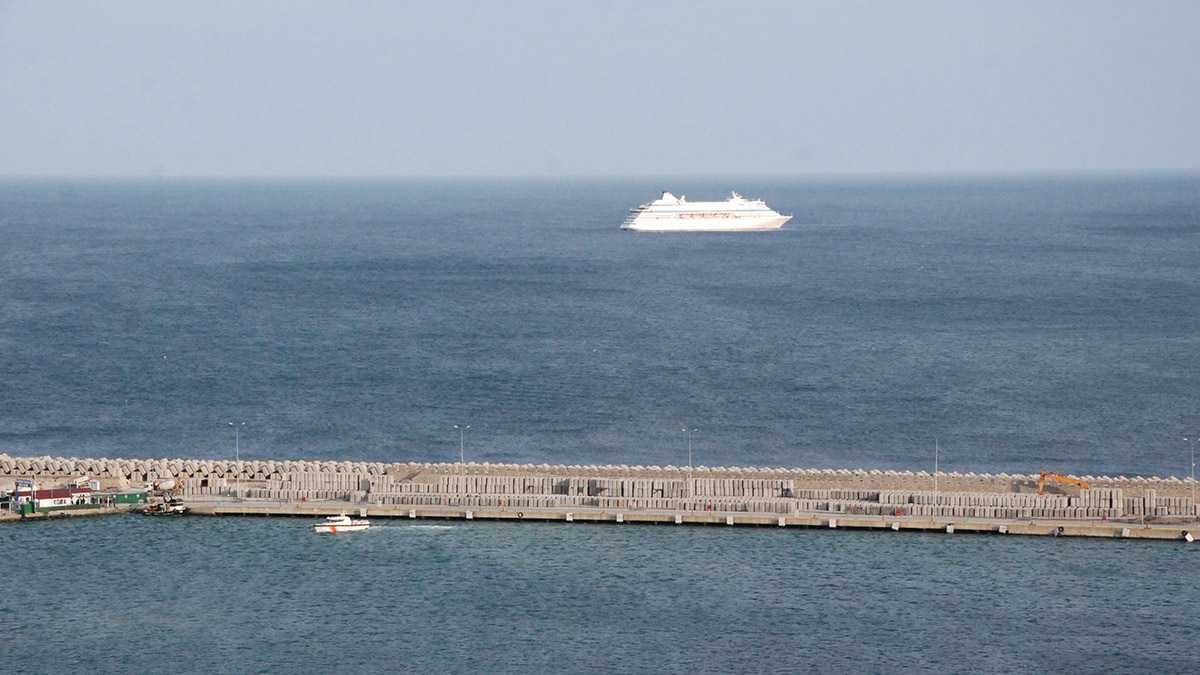 Kruvaziyer limandaki usturmaçalara çarptı