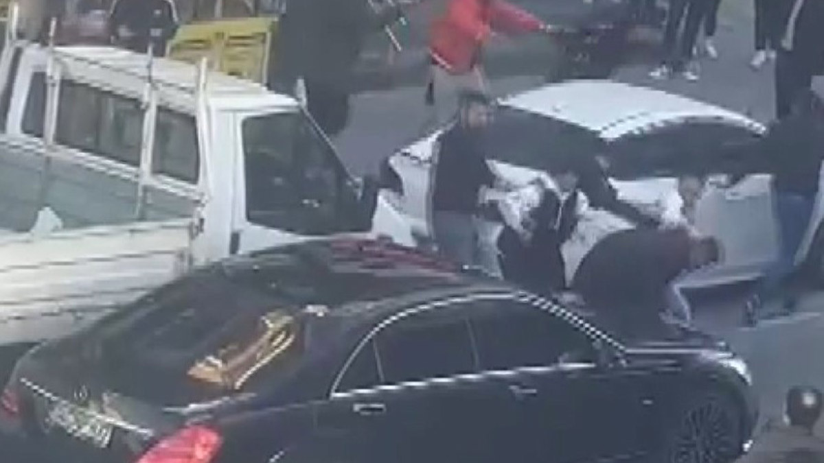 Küçükçekmece'de liselilerin yumruklu kavgası 